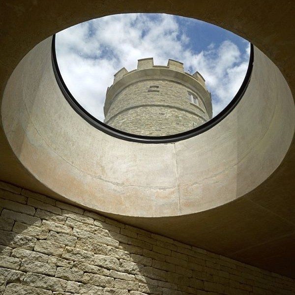 Thiết kế biệt thự đẹp ẩn dưới tòa tháp tròn ở Anh 2