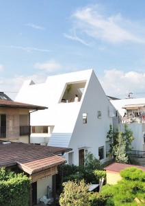 Thiết kế nhà phố như ngọn núi màu trắng ở Nhật Bản